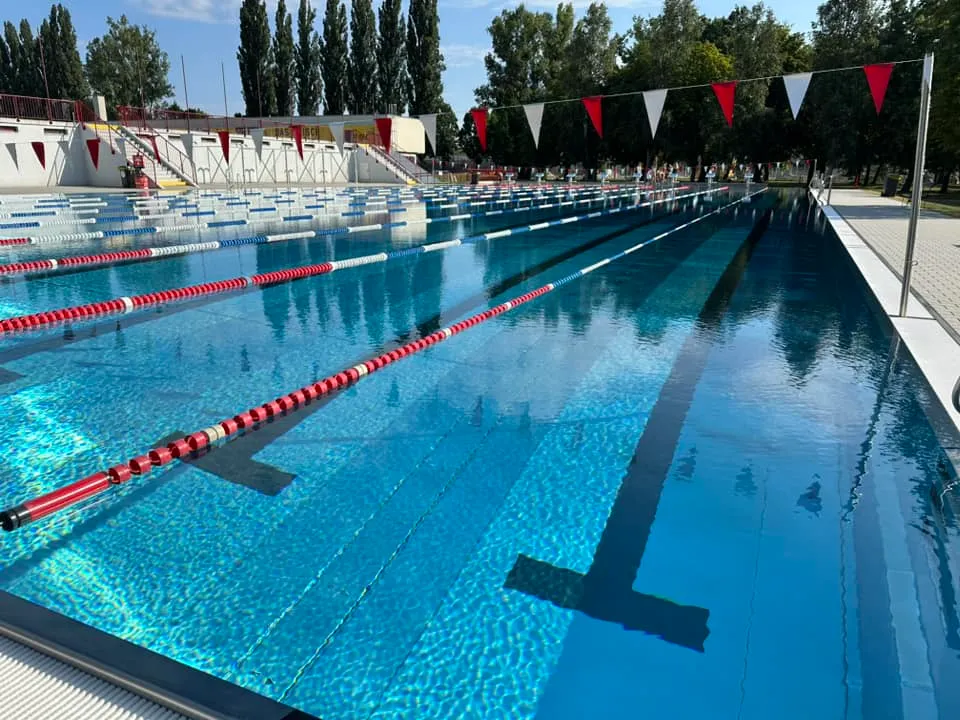Happpy Swimmers Swim School header image, contains picture of happy swimmers in a pool